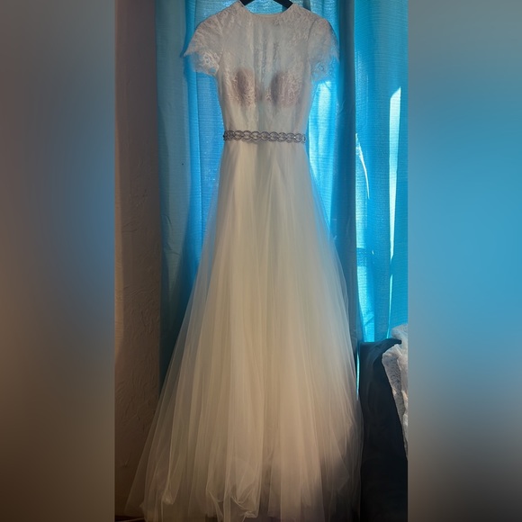 Gorgeous Vowed wedding dress with belt. - Picture 7 of 9